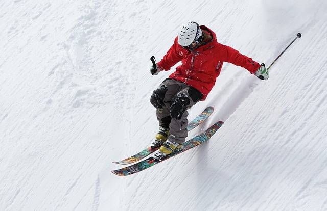 河北一滑雪场禁止游客教亲友滑雪 体育局回应教学者需有职业资格证